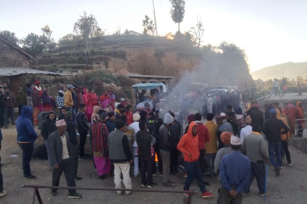 मेलौलीमा अस्पताल विवाद पेचिलो बन्दै : दुवै पक्षद्वारा प्रदर्शन, यातायात पनि बन्द 
